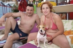 Bonni, Stefano e Gisella sotto l'ombrellone - Spiaggia per Cani