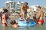 Il bagno al mare tutti insieme